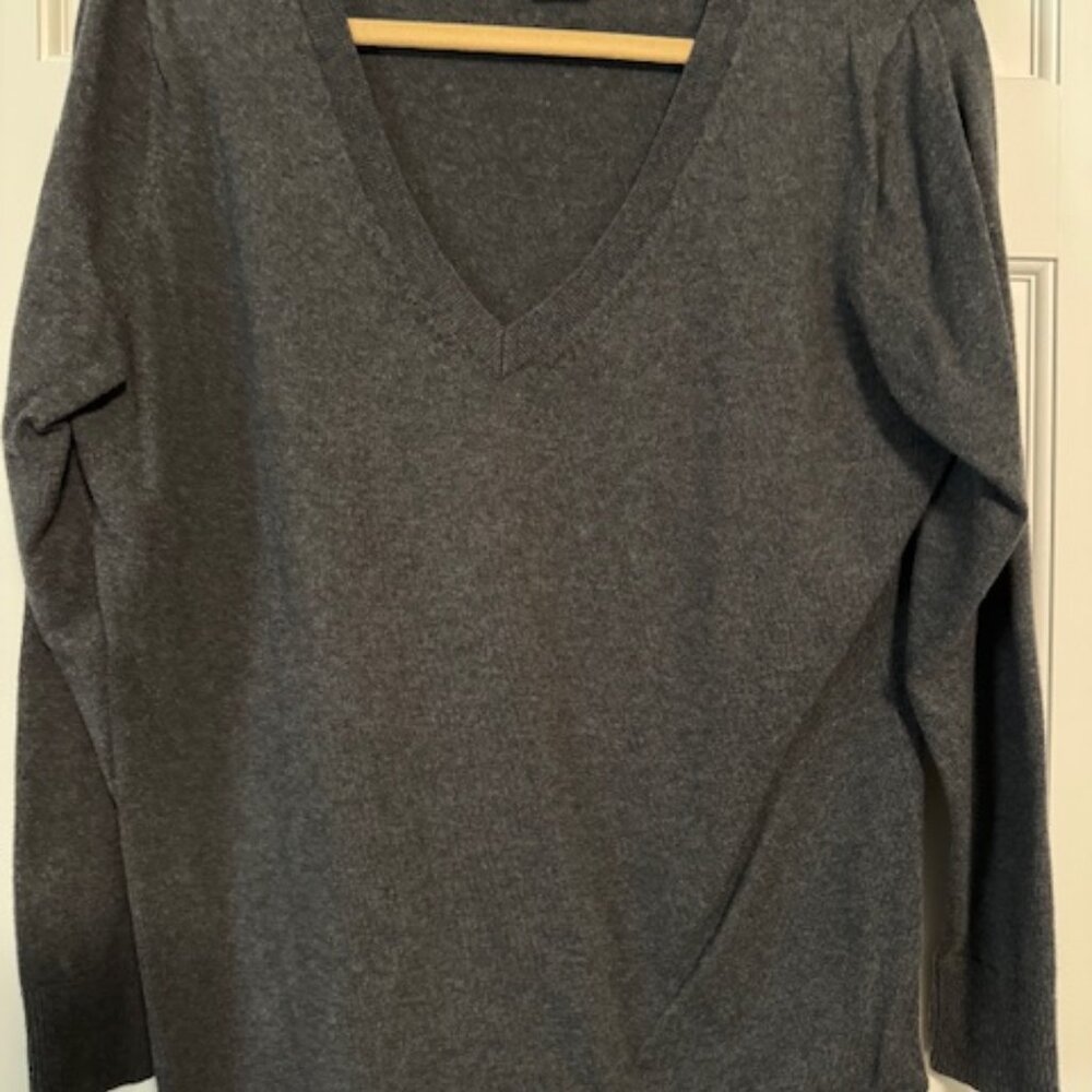 Eddie Bauer XL Charcoal Light Weight V Neck Sweater  Never Worn